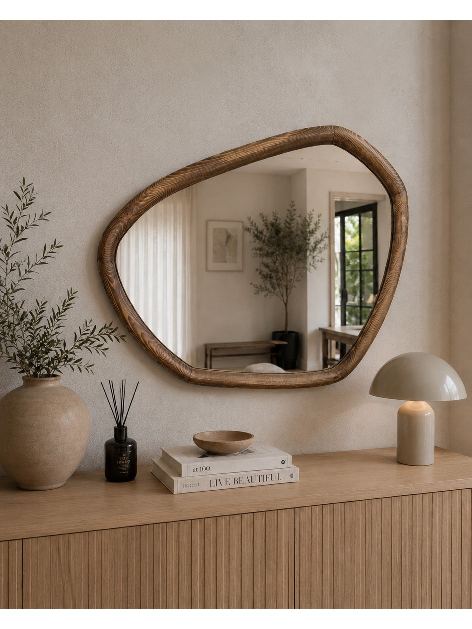 Organische wandspiegel walnoot houten lijst 80x60 cm