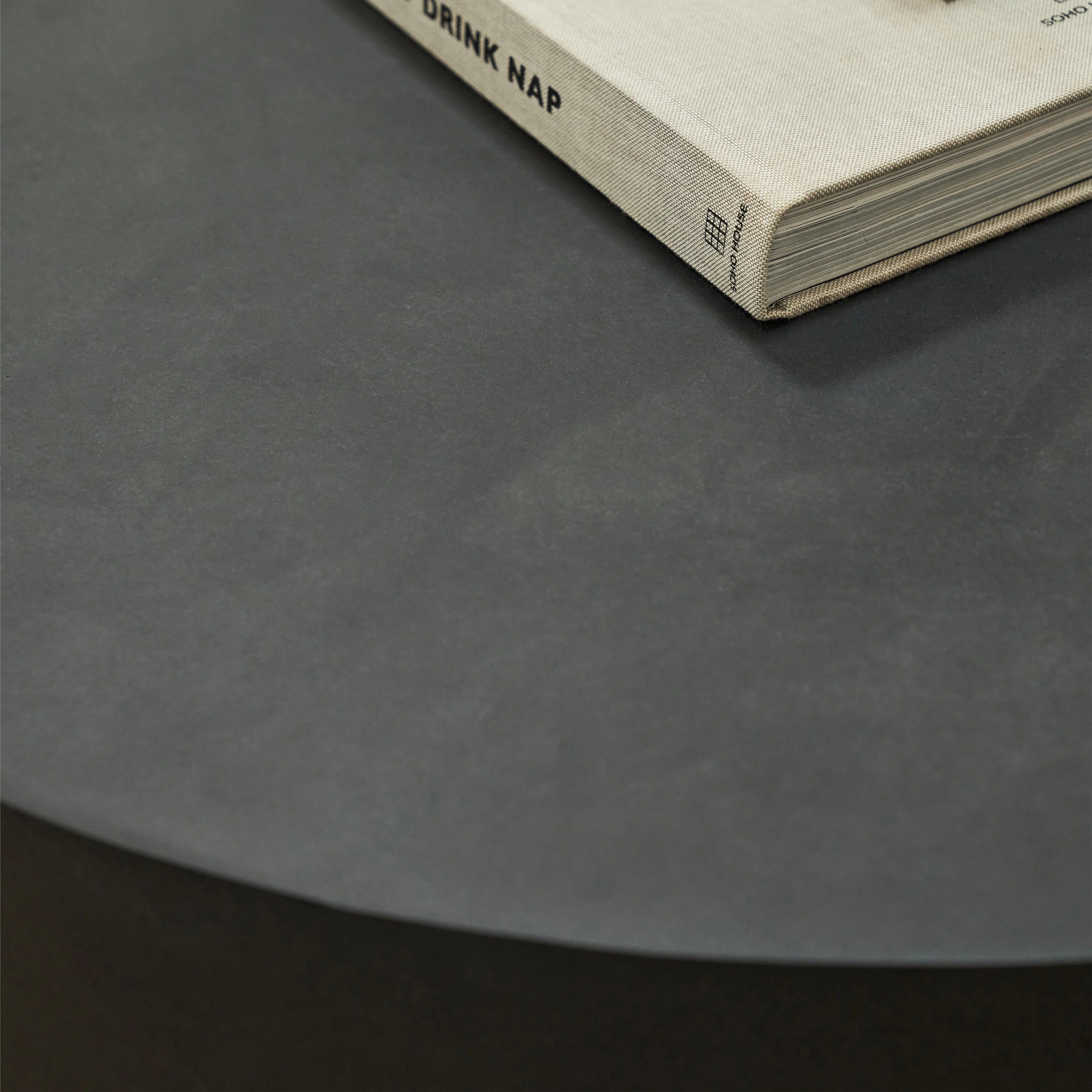 Table basse minimaliste en béton grande noire