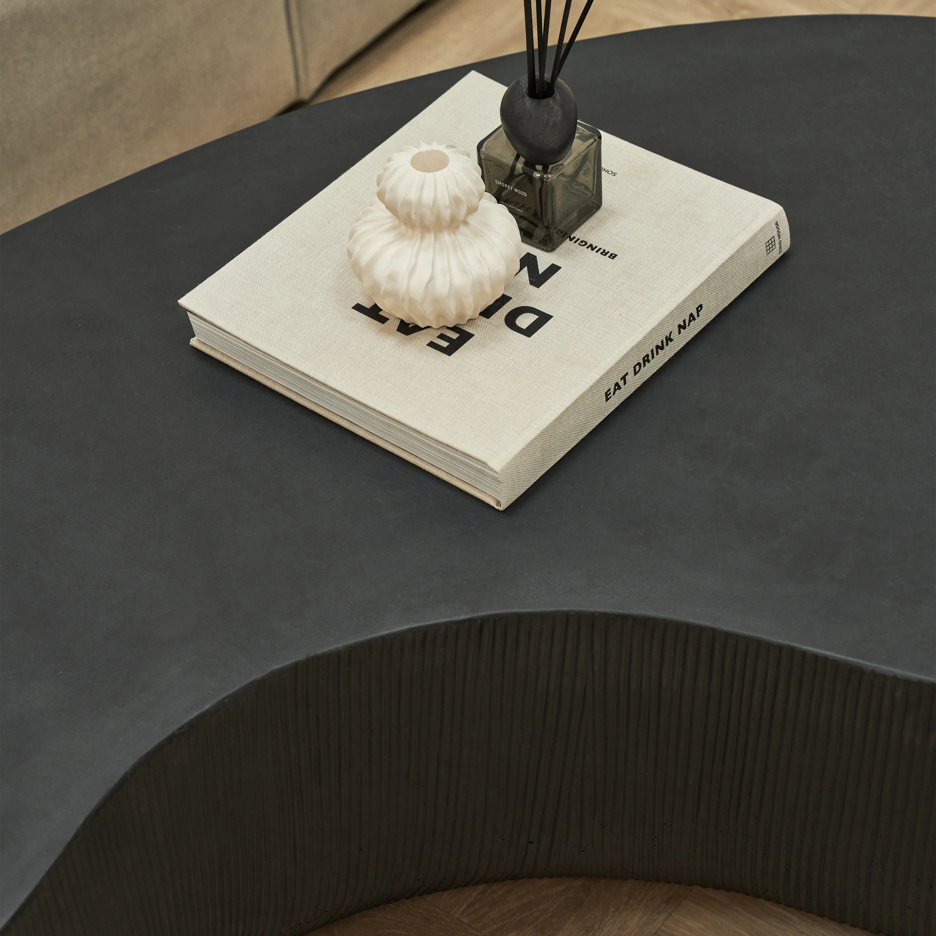Table basse minimaliste en béton grande noire