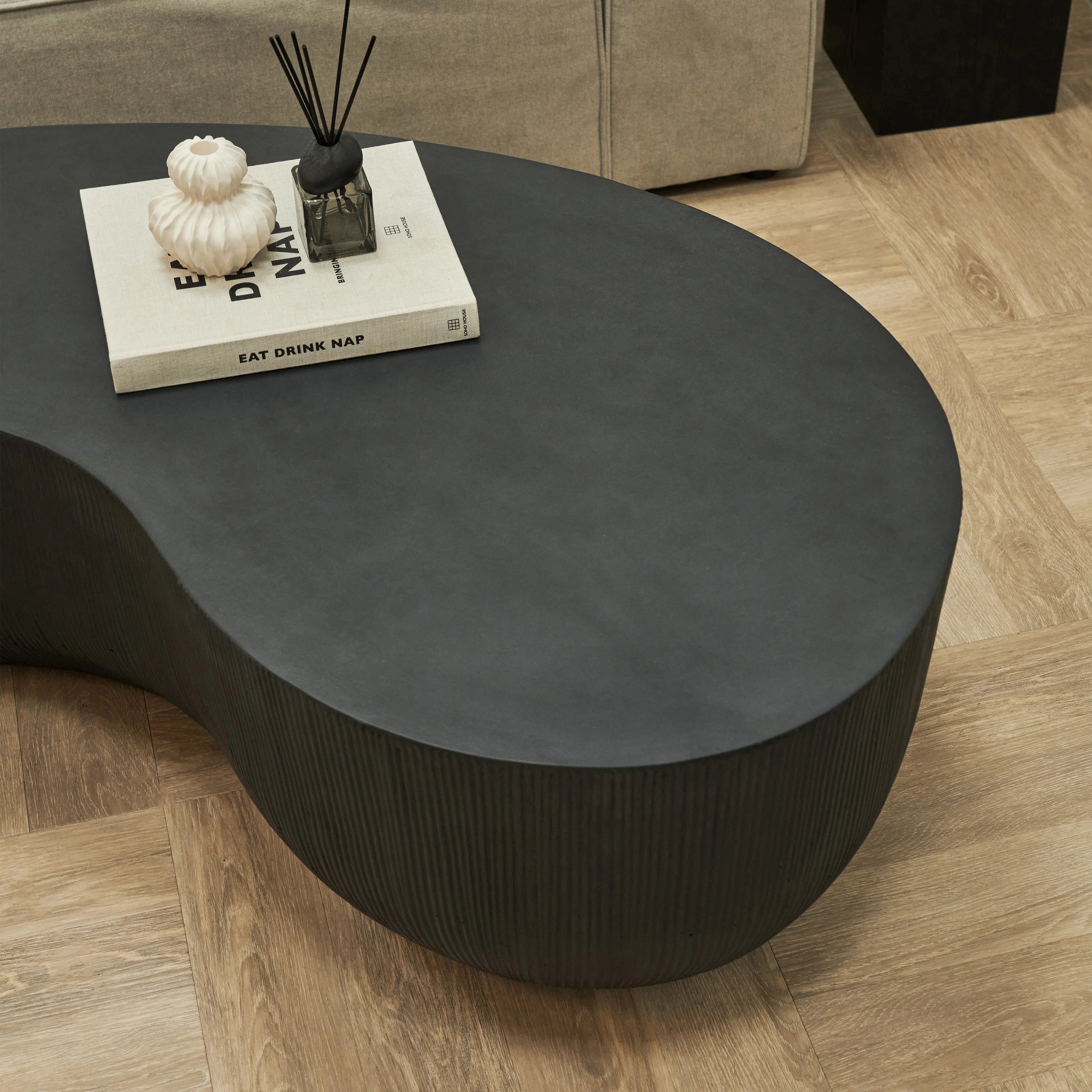 Table basse minimaliste en béton grande noire