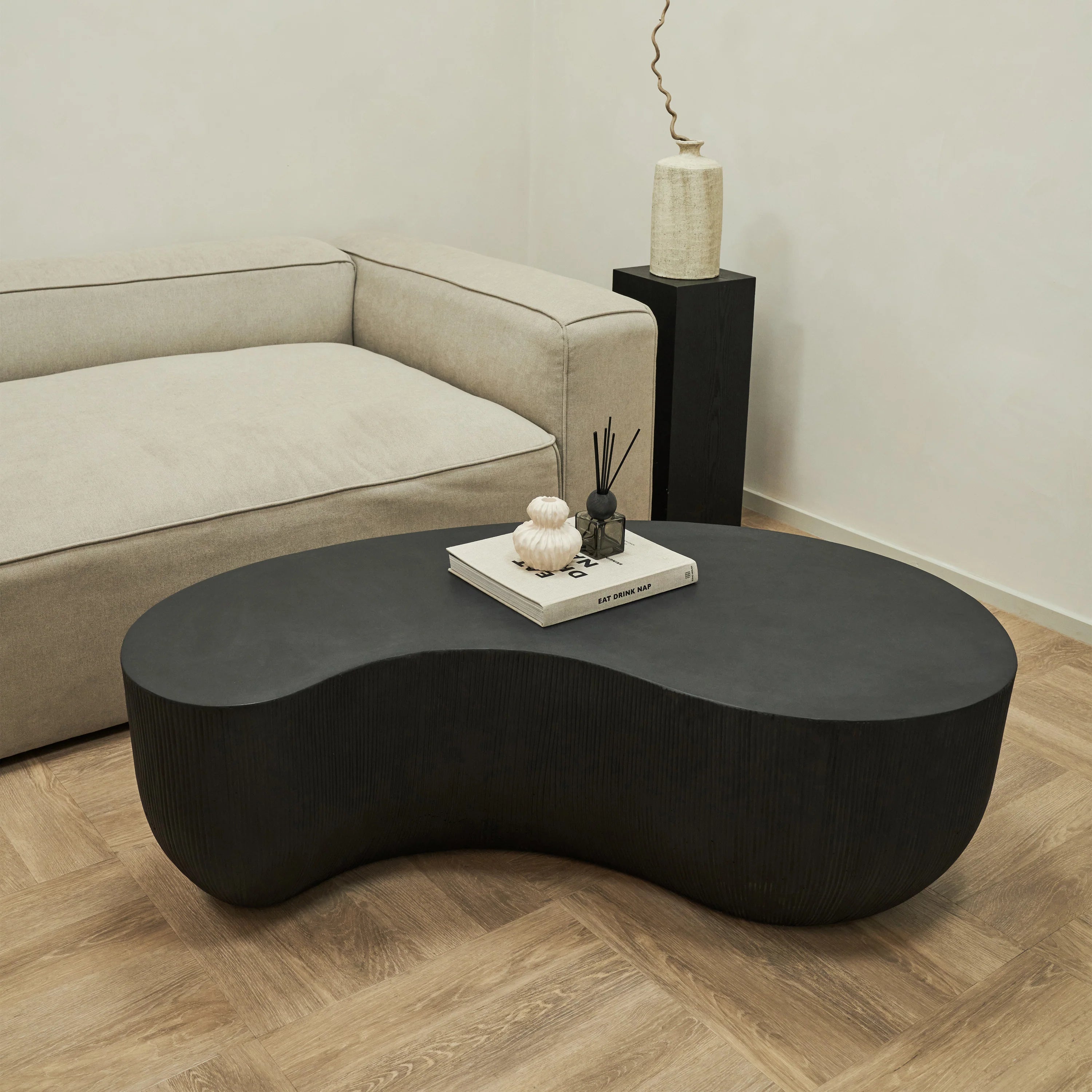 Table basse minimaliste en béton grande noire