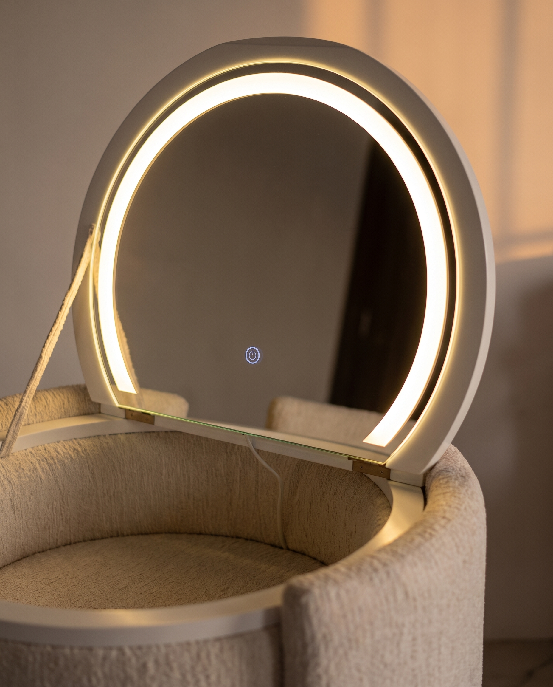 Detail van de ronde spiegel met geïntegreerde LED-ring en touchbediening