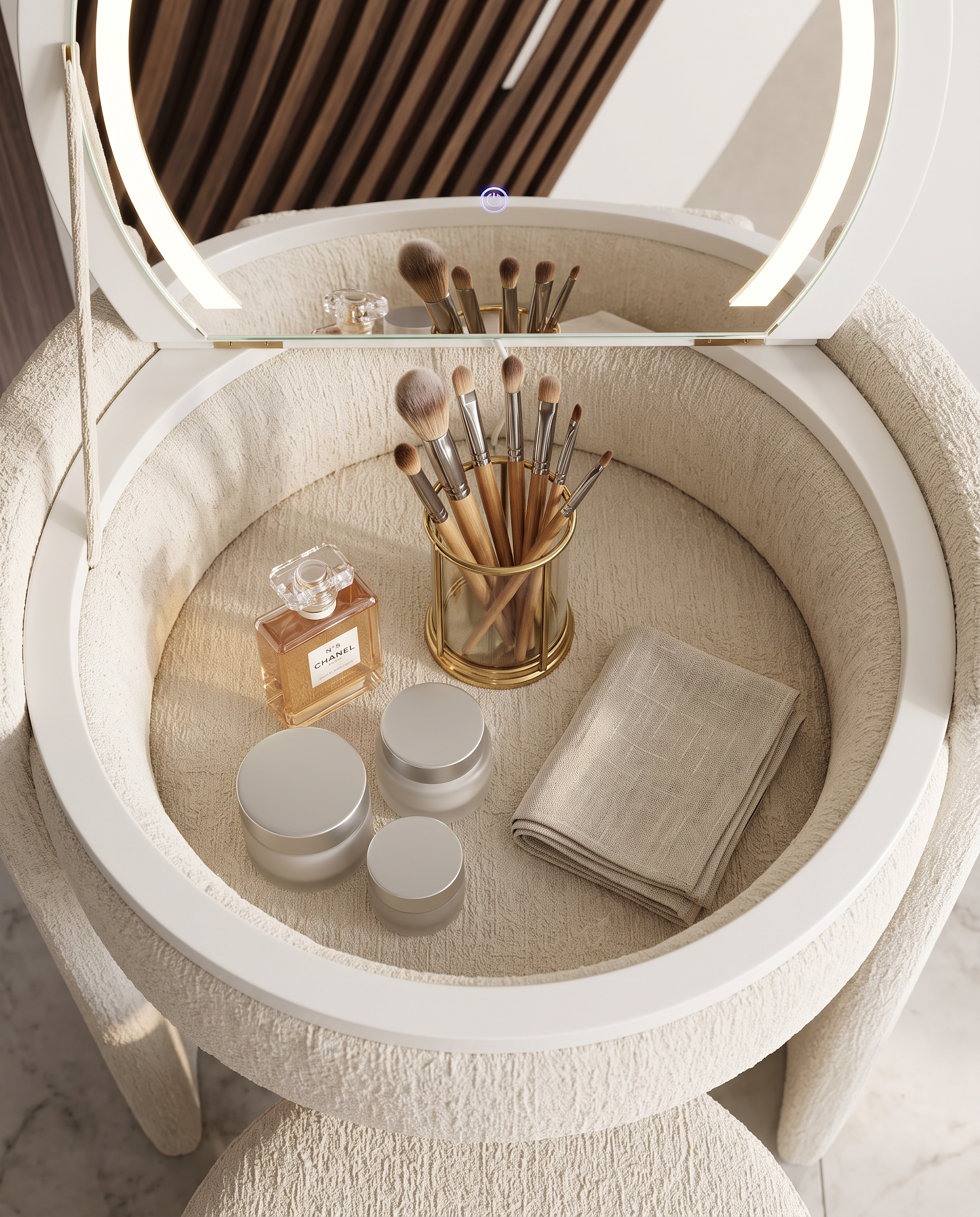 Het opbergvak onder het blad van de Yoko make-up tafel met make-upkwasten
