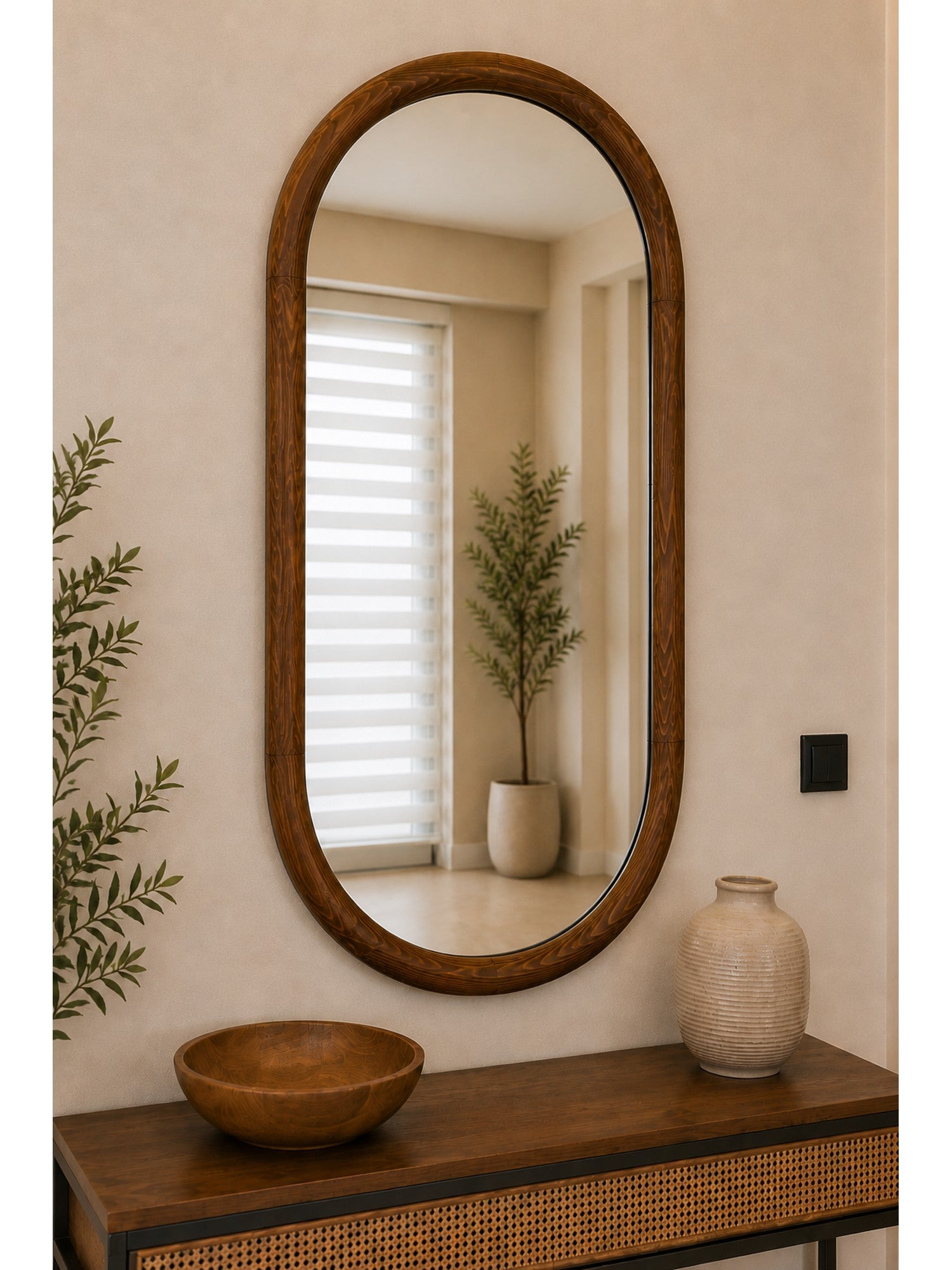 Ovale organische wandspiegel walnoot houten lijst 108x67 cm