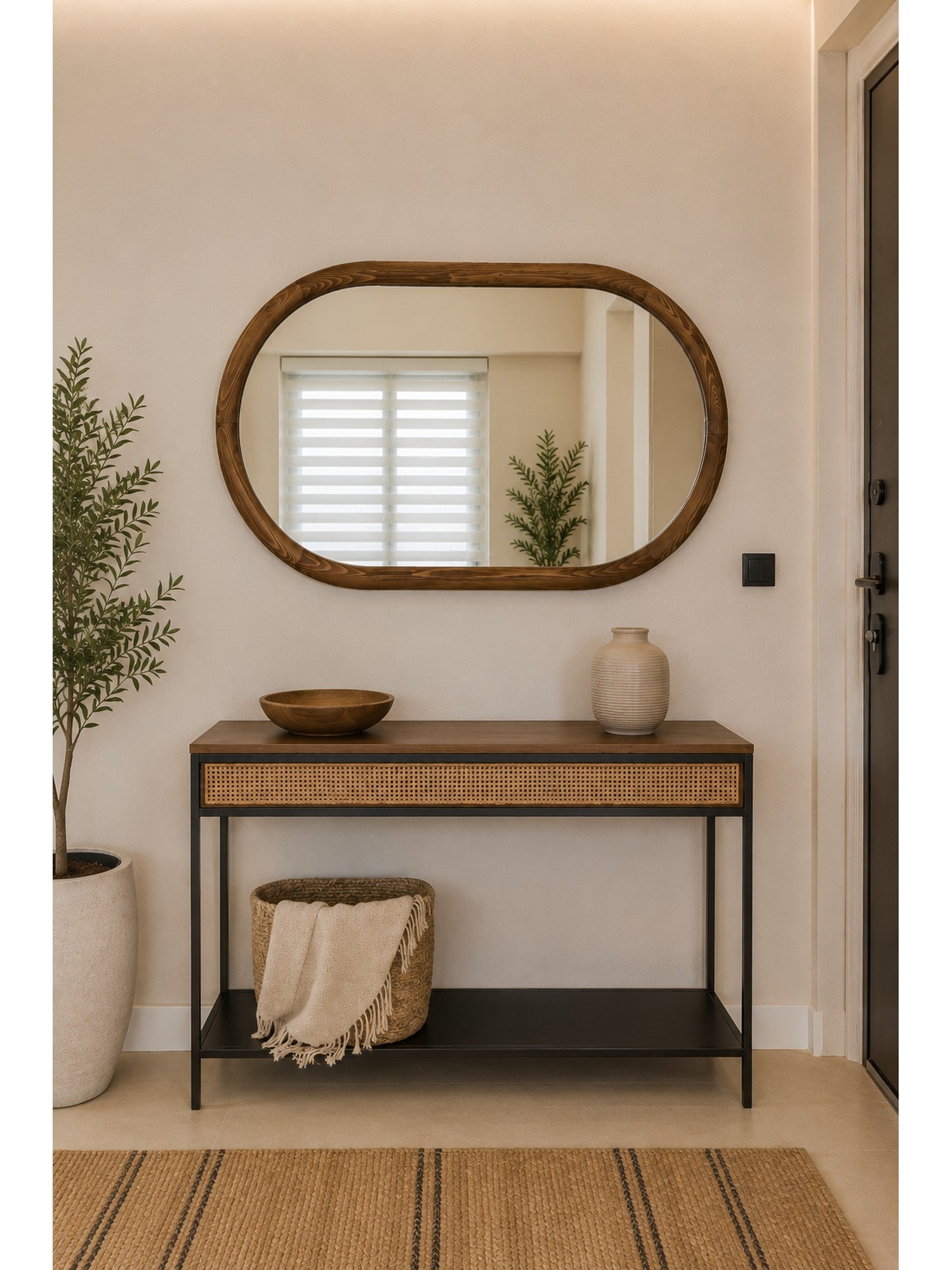 Ovale organische wandspiegel walnoot houten lijst 108x67 cm
