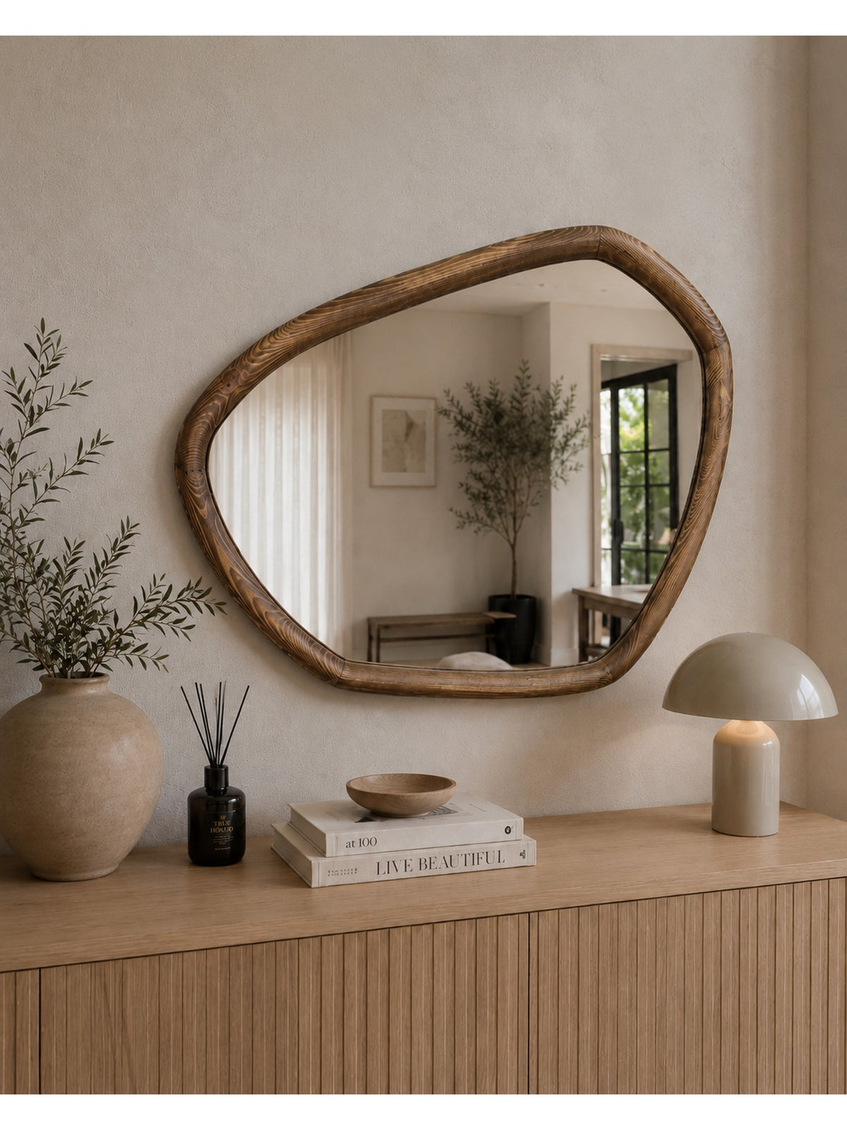 Organische wandspiegel walnoot houten lijst 80x60 cm