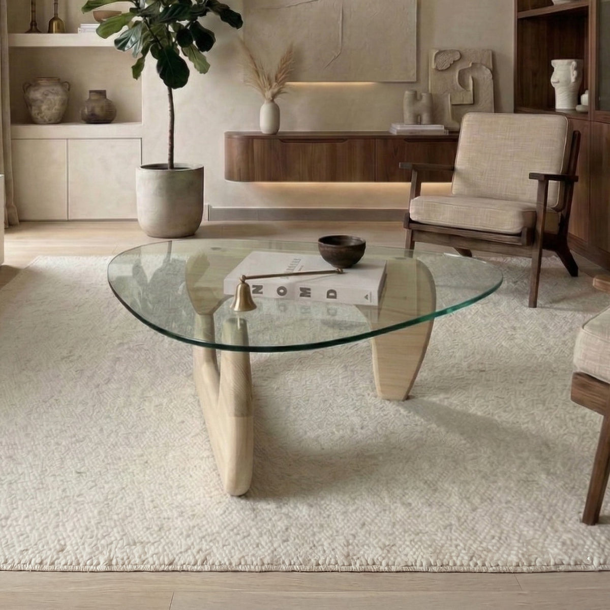 Organische salontafel eiken met glazen blad in een woonkamer