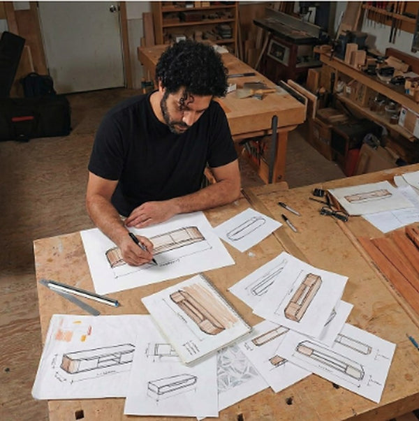 Onze ontwerper werkt de tekeningen van Miyoko uit