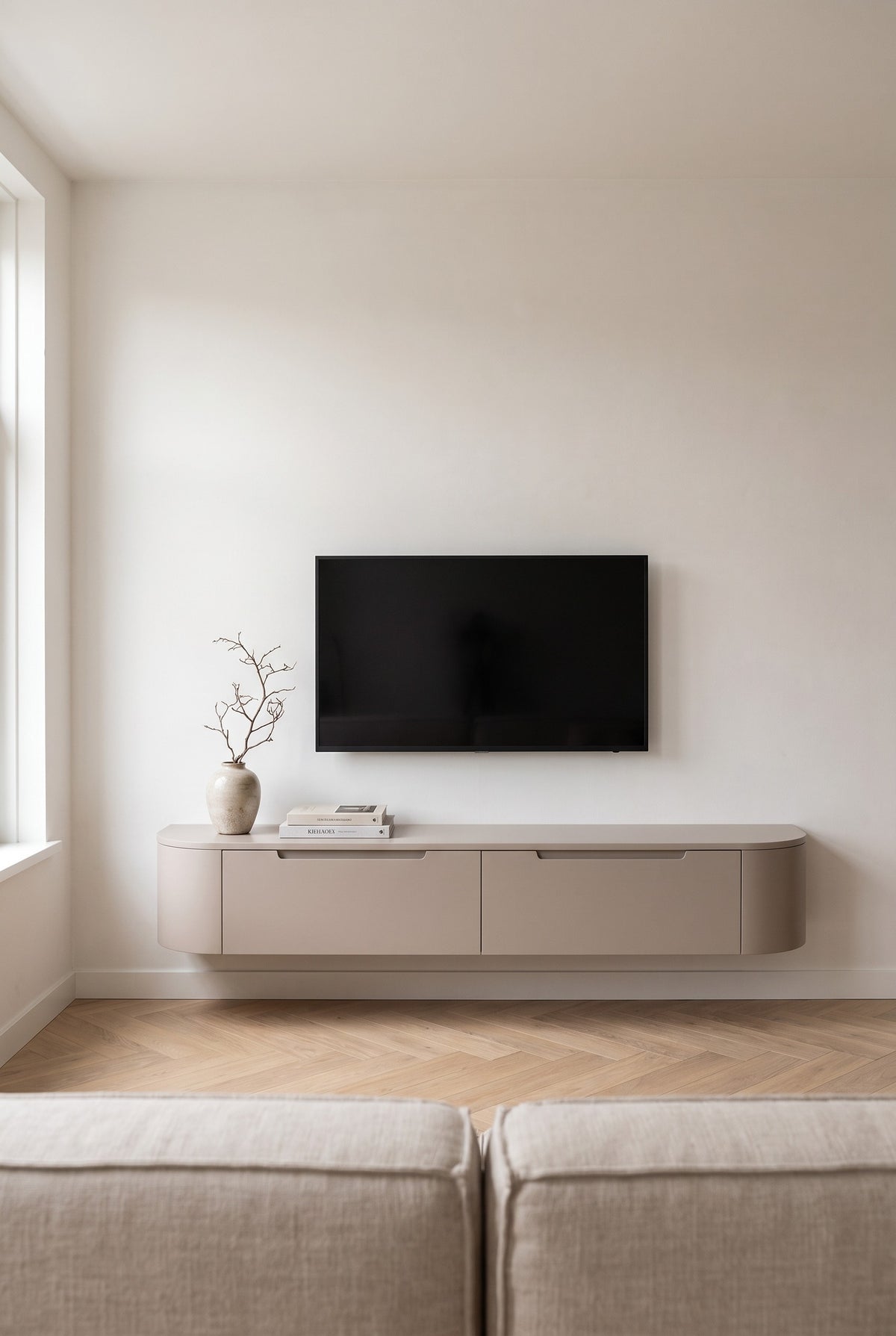Miyoko zwevend tv-meubel taupe 180 cm aan de muur onder een tv