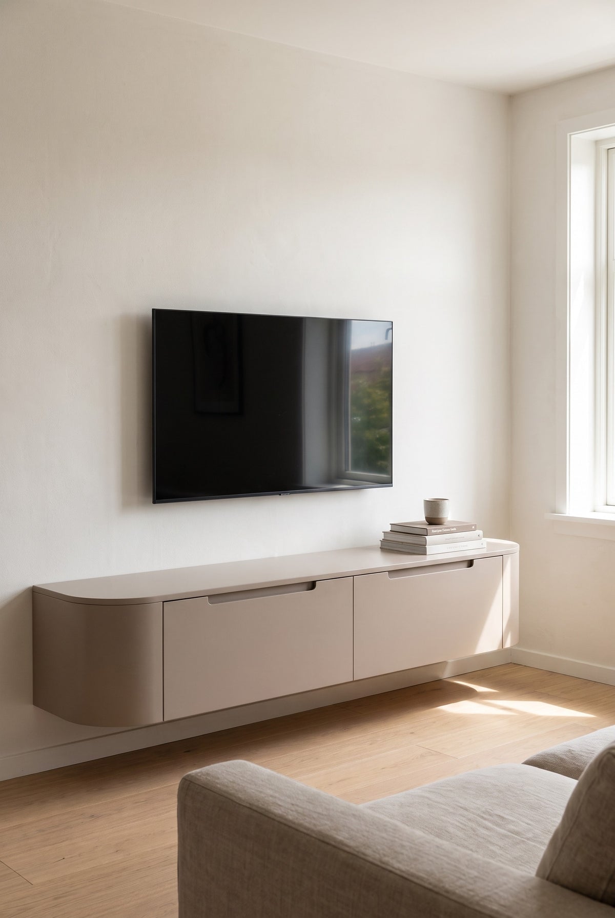 Miyoko zwevend tv-meubel taupe 180 cm in de woonkamer, van opzij gezien
