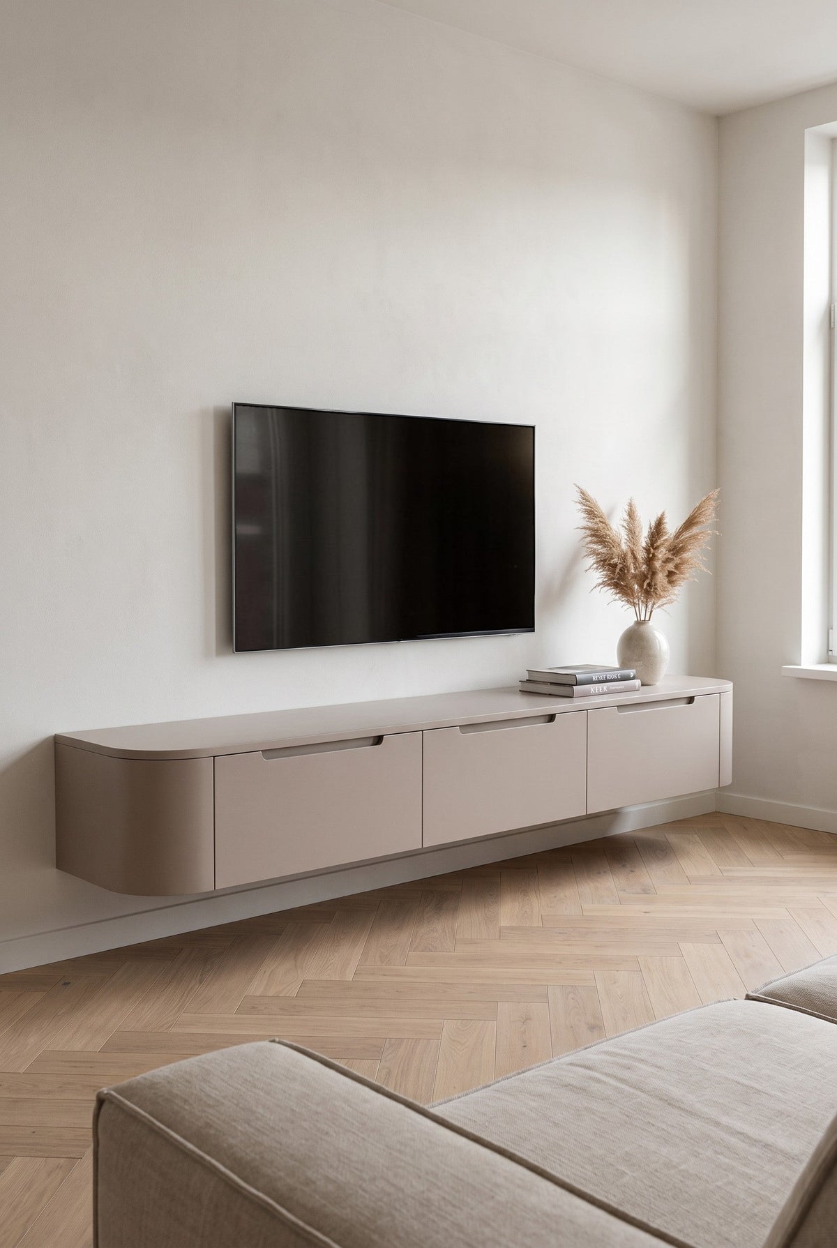 Miyoko zwevend tv-meubel taupe 240 cm aan de muur onder een tv