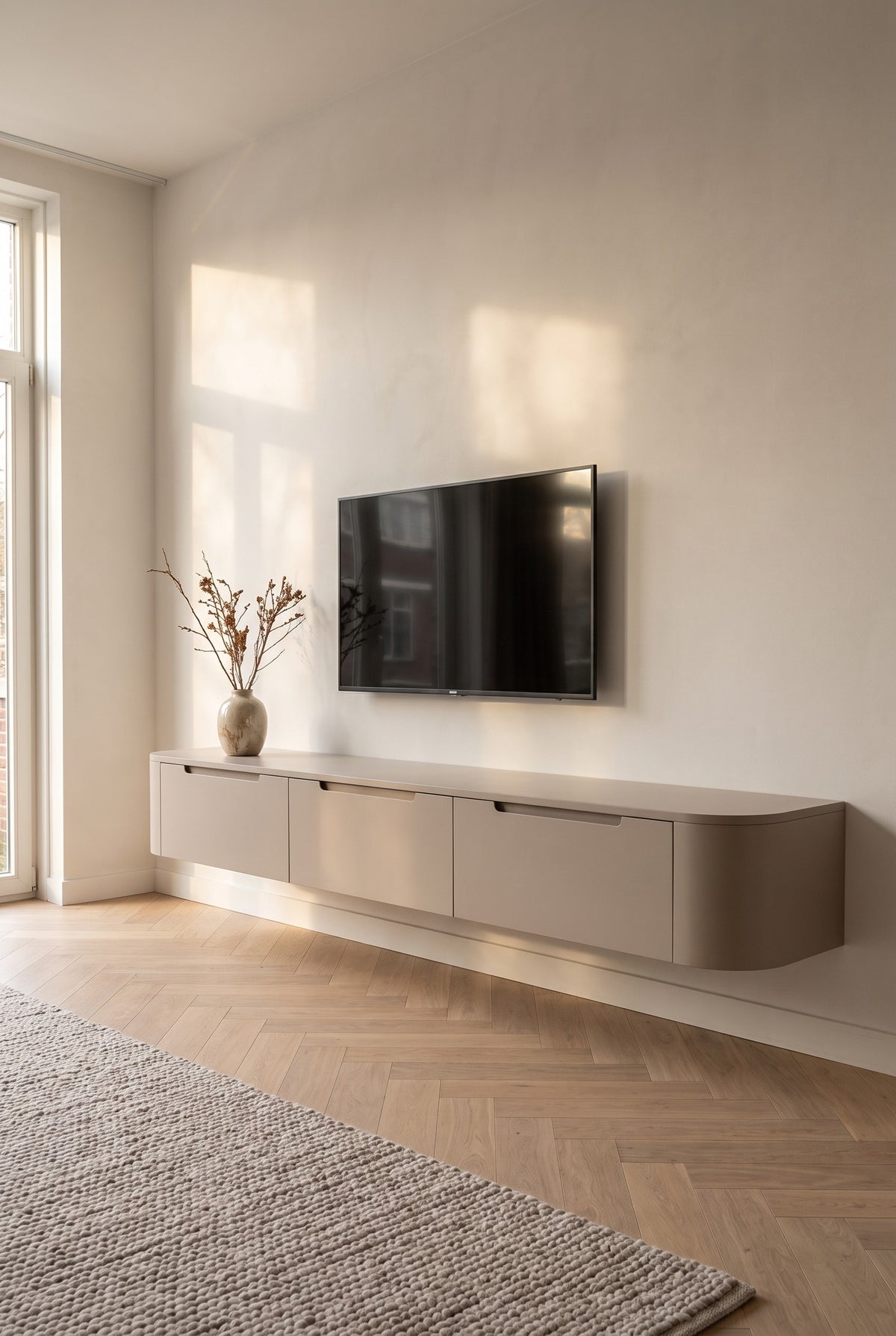 Miyoko zwevend tv-meubel taupe 240 cm in een lichte woonkamer