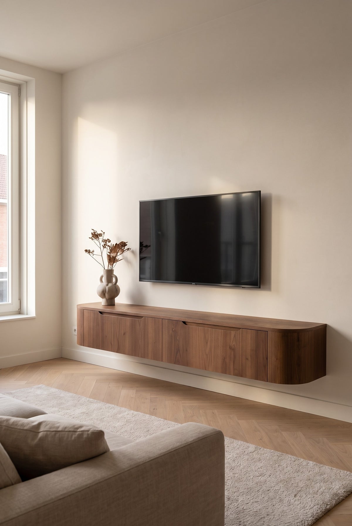 Miyoko zwevend tv-meubel walnoot 180 cm in een lichte woonkamer