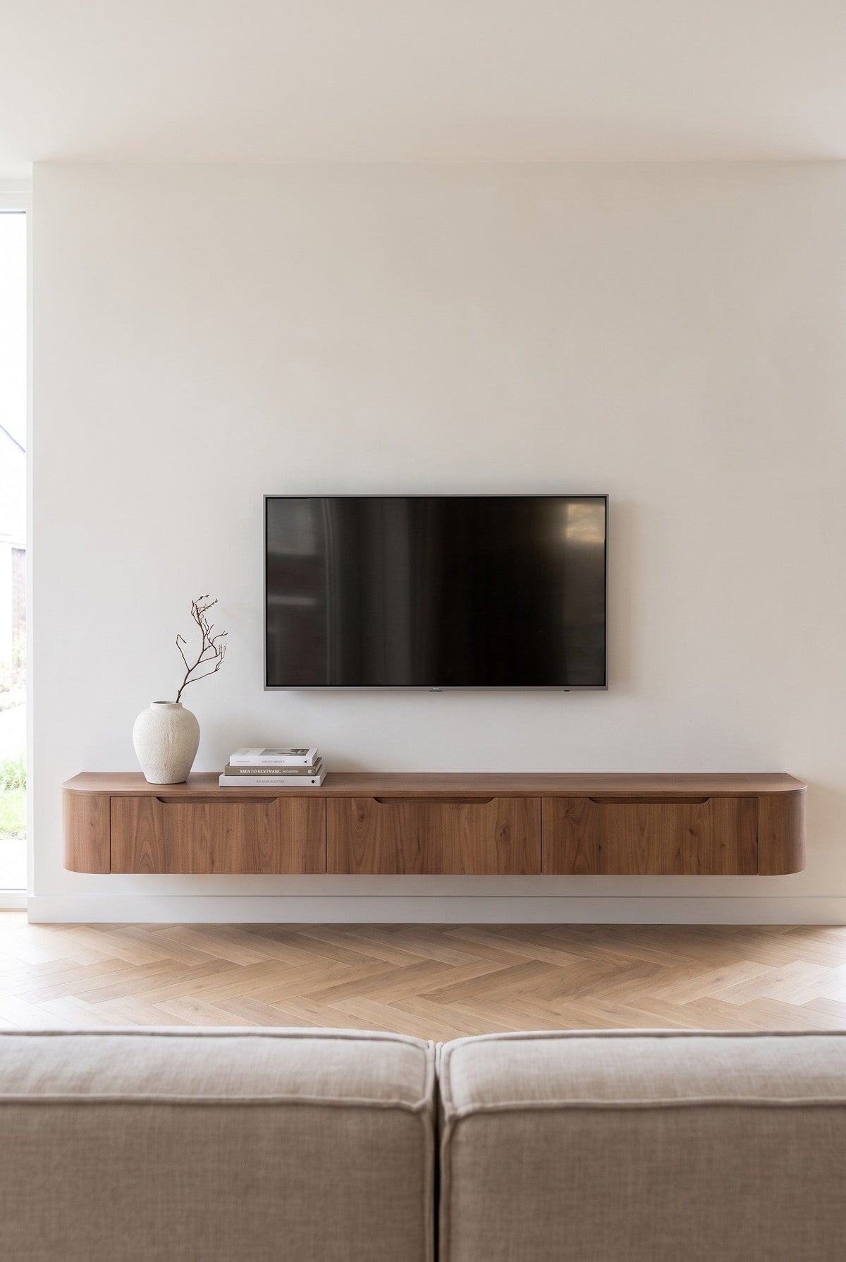 Miyoko zwevend tv-meubel walnoot 240 cm aan de muur onder een tv