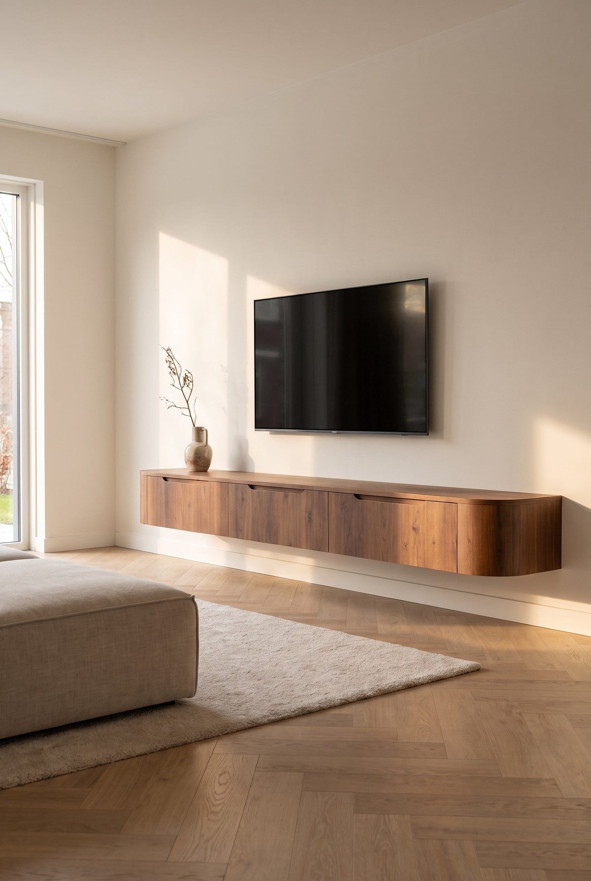 Miyoko zwevend tv-meubel walnoot 240 cm in een lichte woonkamer
