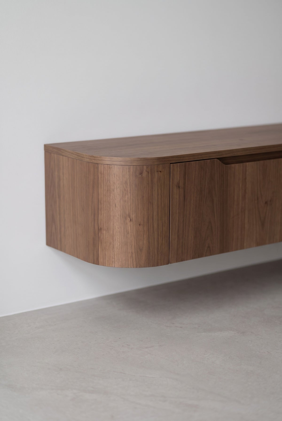 Miyoko zwevend tv-meubel walnoot 240 cm, detail van het afgeronde uiteinde