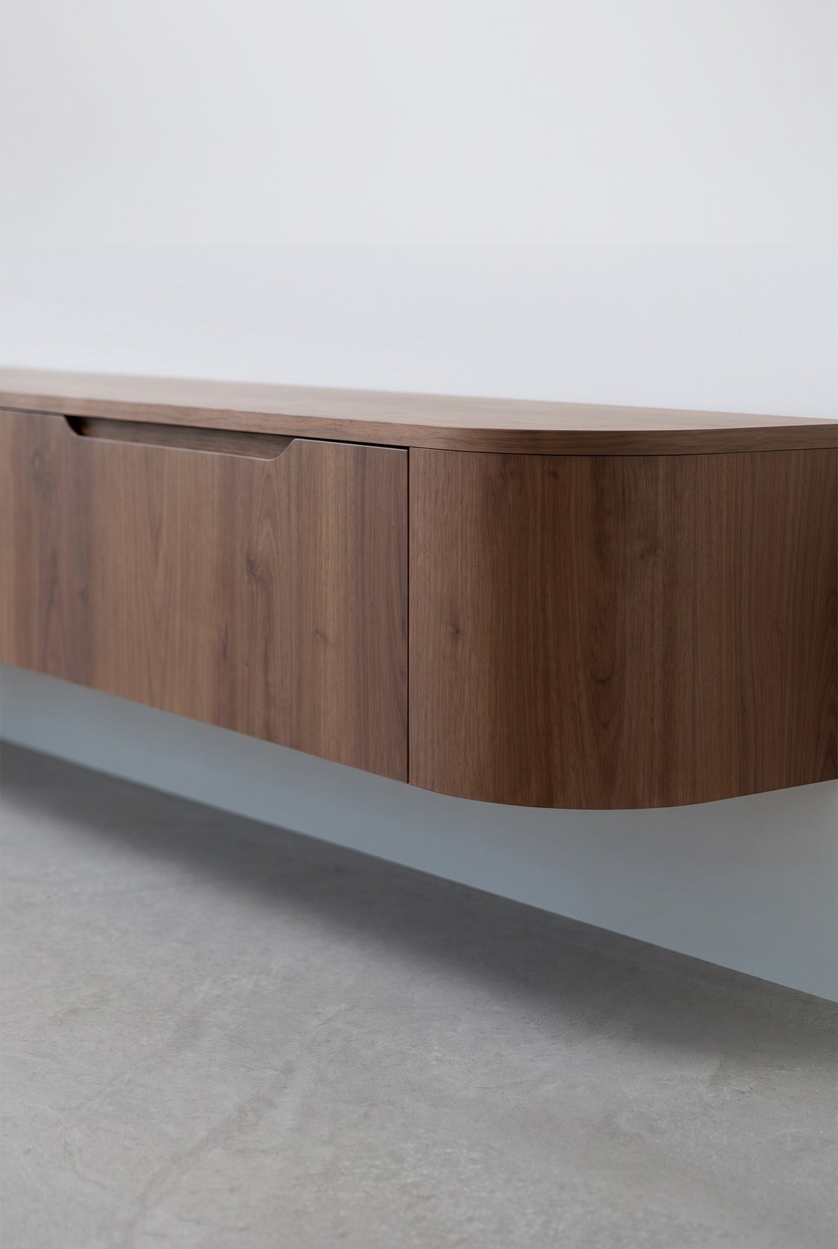 Miyoko zwevend tv-meubel walnoot 270 cm, detail van het afgeronde uiteinde