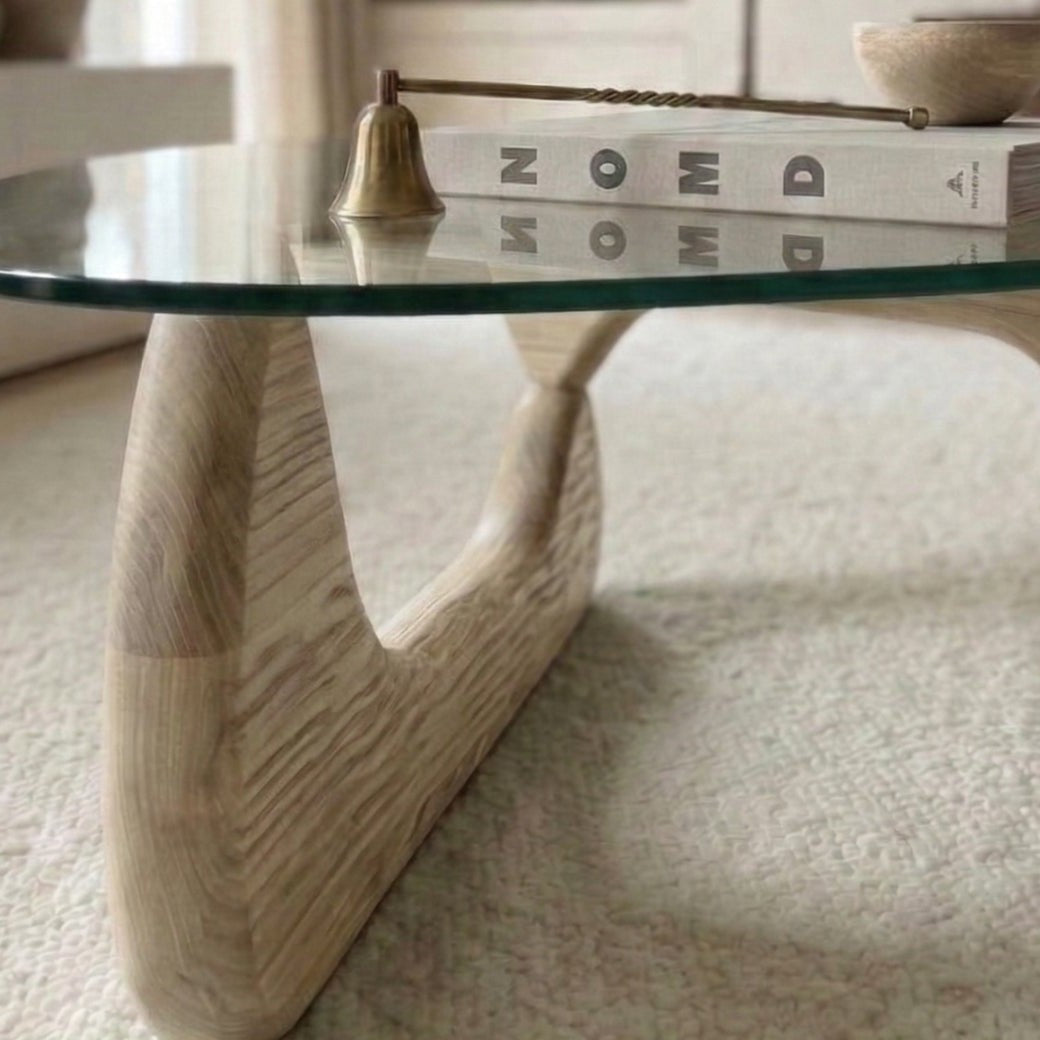 Sculpturaal houten onderstel in eiken van de organische salontafel