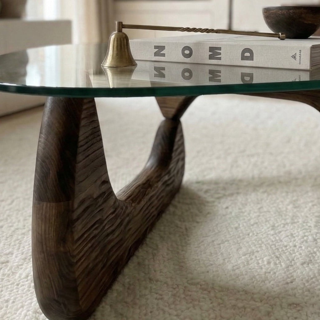 Sculpturaal houten onderstel in walnoot van de organische salontafel
